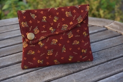 Les Cuirs de lune - Etui Multimédia bordeaux velours imprimé escargot champignon