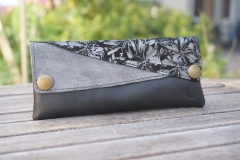 Les Cuirs de lune - trousse asymétrique noir gris noir imprimé fleur argentées