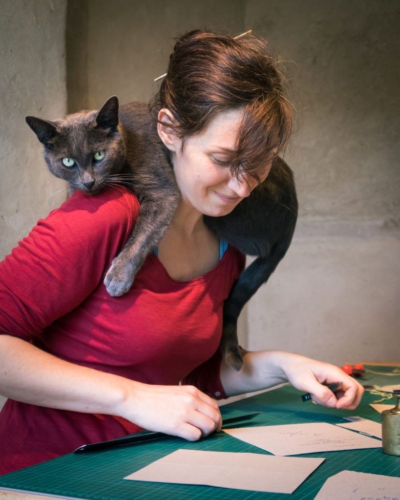 Céline Laroche et son chat à l'atelier